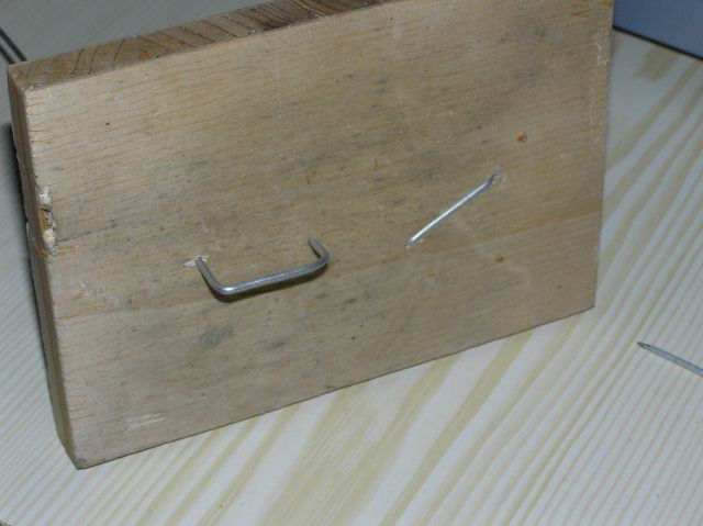 Ansicht der Grundplatte mit durchgeführtem Draht; Foto: Robert Ripberger